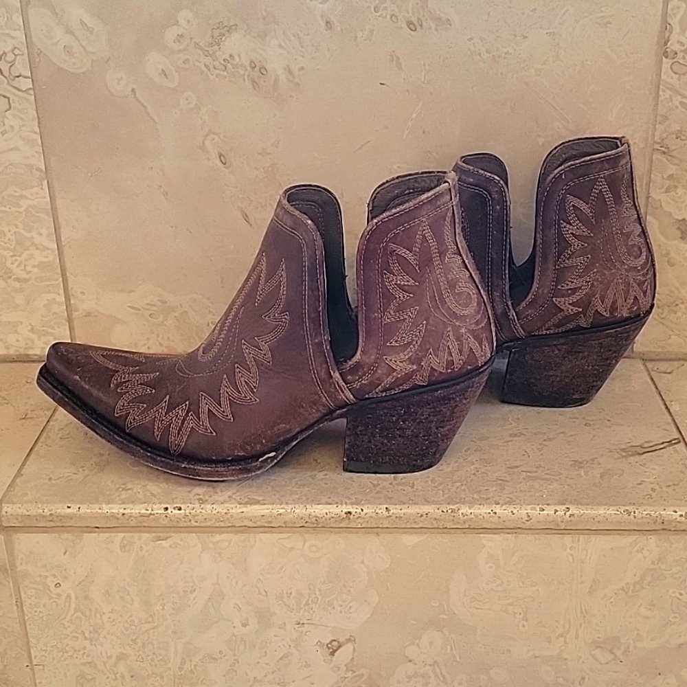 Womens Ariat size 9.4 pull on booties in very good condition
